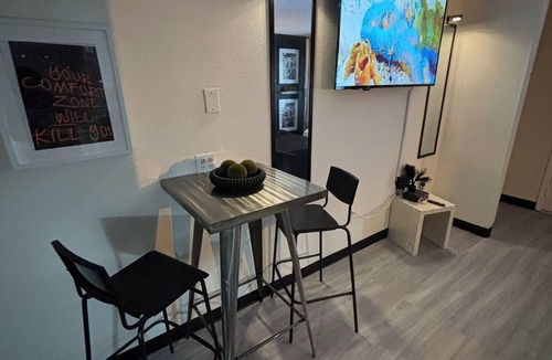 Deco Apartment | Charming 1-bedroom Studio apartment in fabulous Houston with fitness room, WiFi