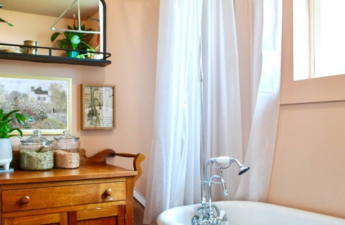 Winterset House | Charming 1855 Stone Farmhouse Retreat – Cozy Stays & Picturesque Views Await