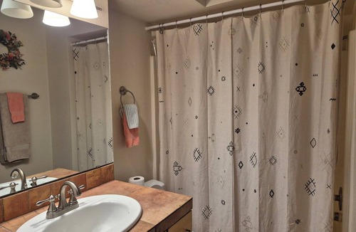 Santa Fe Apartment | Charming 2-bdrm apt in gated community in northwest Santa Fe with pool and gym