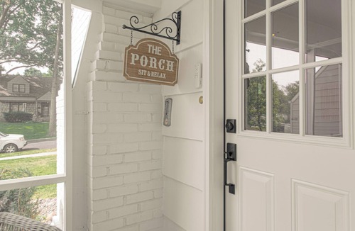 Prairie Village Cottage | Charming 2-bedroom cottage near Prairie Village Shops
