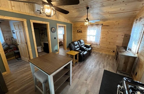 Eddyville Cabin | Charming 2-bedroom cabin with WiFi, AC in quaint Eddyville