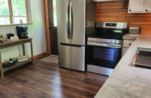 Marshall Cabin | Charming 2-bedroom cabin on Little Red River with WiFi, AC in serene Marshall