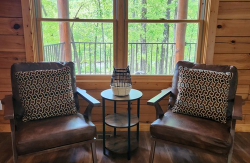 Marshall Cabin | Charming 2-bedroom cabin on Little Red River with WiFi, AC in serene Marshall