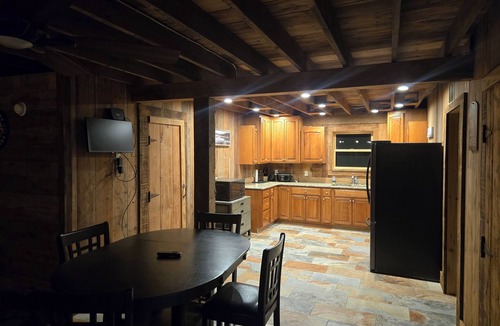 Turner County Cabin | Charming 2-bedroom cabin with AC and WiFi in marvelous Parker