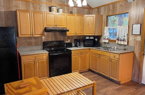 Zwolle Cabin | Charming 2-Bedroom Cabin with Full Kitchen, Vaulted Ceiling & Lake Views