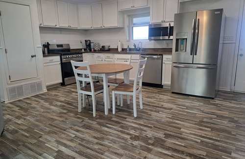 Sunset House | Charming 2-bedroom farmhouse with AC in peaceful Bowie