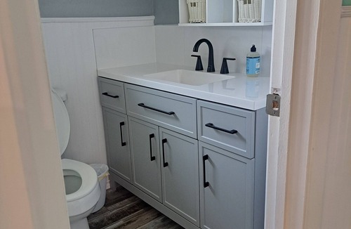 Sunset House | Charming 2-bedroom farmhouse with AC in peaceful Bowie