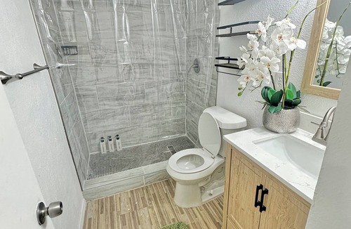 The Colony House | Charming 2-bedroom house in The Colony with WiFi, AC no chores