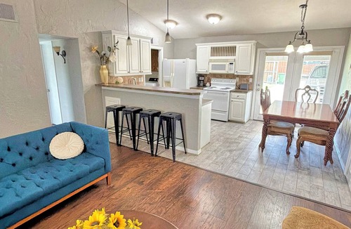The Colony House | Charming 2-bedroom house with AC, WiFi in wonderful The Colony
