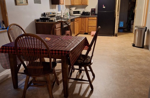Ellington House | Charming 2-bedroom house in delightful Ellington with WiFi, AC, private big yard