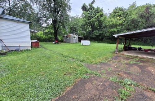 Ellington House | Charming 2-bedroom house in delightful Ellington with WiFi, AC, private big yard