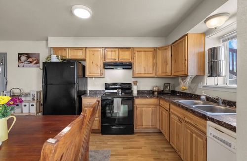 Pendleton House | Charming 2-bedroom house atop Main Street