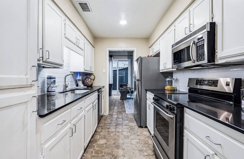 Oak Lawn Condo | Charming 2 Bedroom Holland Condo