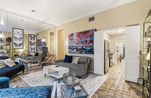 Oak Lawn Condo | Charming 2 Bedroom Holland Condo