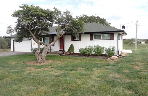 Waldron House | Charming 2 bedroom home with separate office north of Smithville, MO