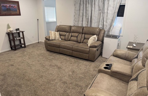 Council House | Charming 2-bedroom house with WiFi, AC in peaceful Council. Right in town.