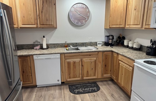 Council House | Charming 2-bedroom house with WiFi, AC in peaceful Council. Right in town.