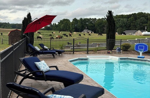 Cullman House | Charming 2-bedroom house with pool in Cullman