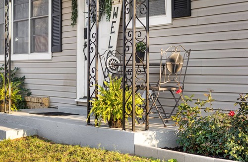 Lindale House | Charming 2-bedroom house within walking distance of downtown Lindale.