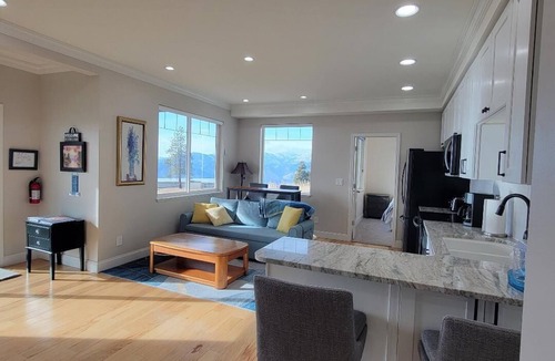 Chelan House | Charming 2-bedroom house in delightful Chelan with WiFi Helicopter tours, view