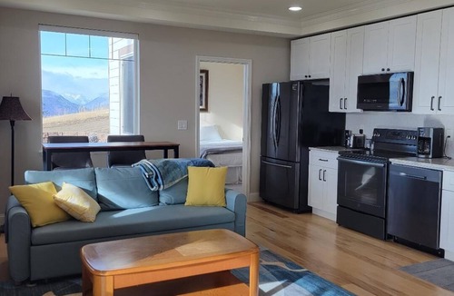 Chelan House | Charming 2-bedroom house in delightful Chelan with WiFi Helicopter tours, view