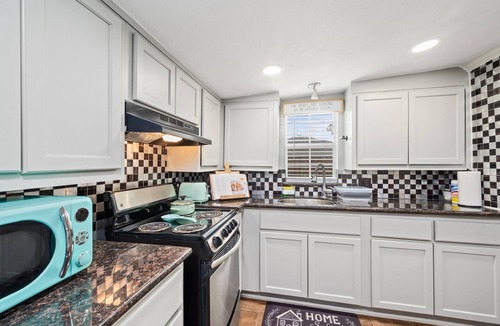 Sharpstown Apartment | Charming 2-Bedroom Retreat in Southwest Houston