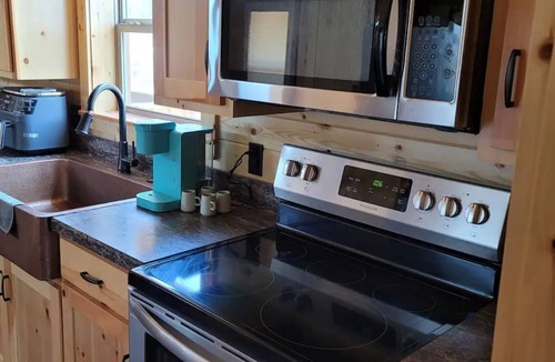 Bluff Dale Cabin | Charming 2-bedroom cabin with Wi-Fi, AC in amazing Morgan Mills, Texas