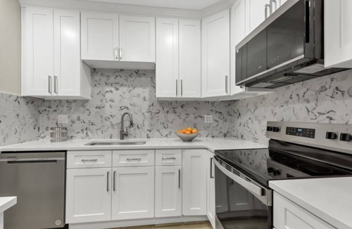 Aurora House | Charming 2-bedroom walkout basement house with WiFi, AC in pleasant Aurora