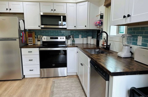 Columbia Apartment | Charming 2BR in Columbia – Walkable & Pet-Friendly