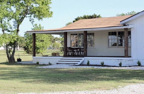 Crawford House | Charming 3/2 Farmhouse Near Fixer Upper and Gathering Oaks