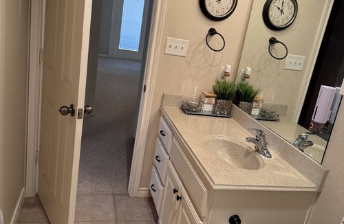 Lubbock Cabin | Charming 3-bedroom 2 bathroom lodge with AC, WiFi in delightful Lubbock .