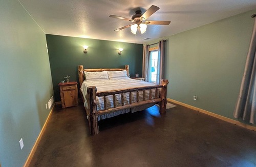 Peculiar House | Charming 3-bedroom farmhouse outside Harrisonville for relaxing stays