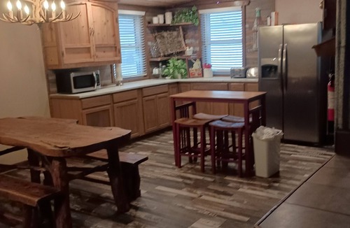 Eufaula House | Charming 3-bedroom farmhouse in awesome Eufaula with Wi-Fi, ,boat ramp and dock