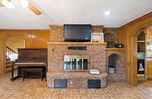 Henryetta House | Charming 3-bedroom house with WiFi, AC in lovely Henryetta