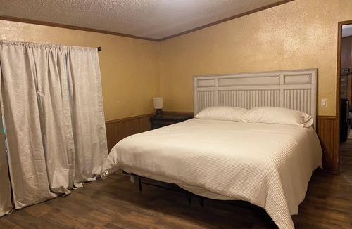 Plainview House | Charming 3-bedroom house with AC and WiFi in Plainview, surrounded by mountains.