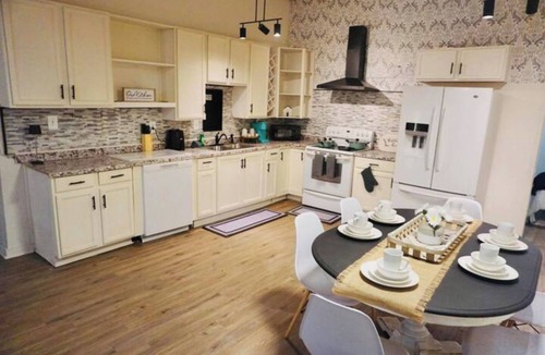 Uptown House | Charming 3-bedroom house in wonderful Memphis with WiFi, AC