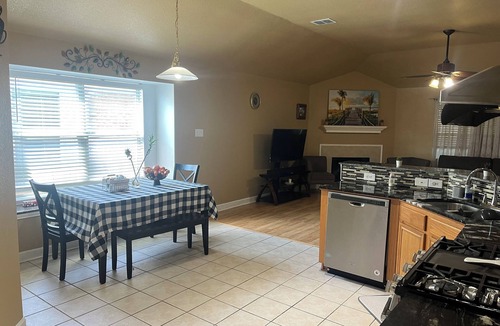 Hurst House | Charming 3-bedroom house with WiFi and fitness room in Hurst