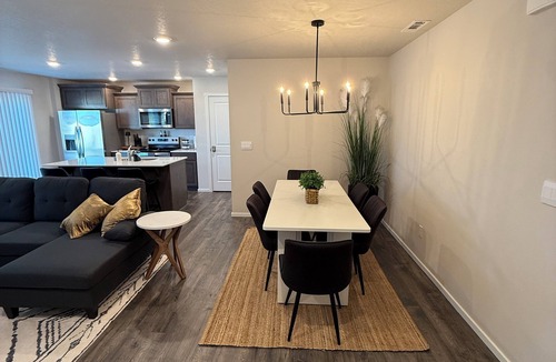 Pasco House | Charming 3-bedroom house with AC, WiFi in peaceful Pasco.