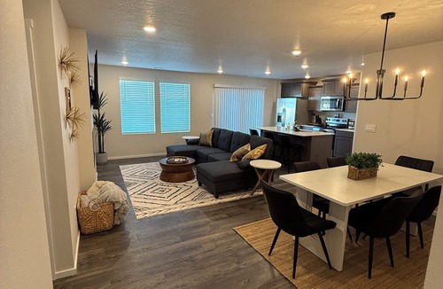 Pasco House | Charming 3-bedroom house with AC, WiFi in peaceful Pasco.
