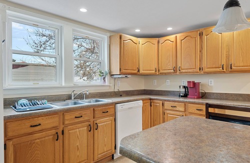 Virden House | Charming 3-bedroom house with Smart TV and WI-FI in Virden