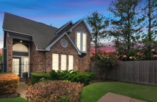 Barker House | Charming 3-bedroom patio house in peaceful Champions near Golf Course.