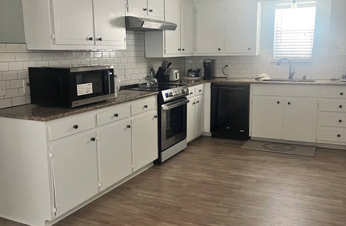 China Spring House | Charming 3-bedroom house with AC , heater , fireplace in China Spring, Texas