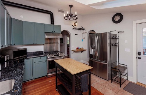 Ames House | Charming 3BR Modern Retreat