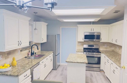 Clodine House | Charming 4-bedroom bungalow with fitness threadmill, and AC in Sugar Land