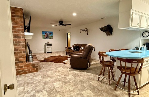 Yancey House | Charming 4-bedroom farmhouse with AC in welcoming Moore - with Star-link WIFI