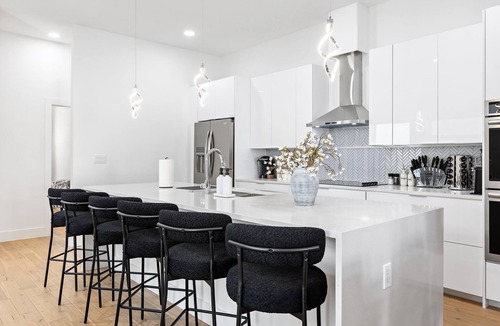 West Dallas House | Charming 4-bedroom house w/Game room & Spa, WiFi in vibrant Dallas