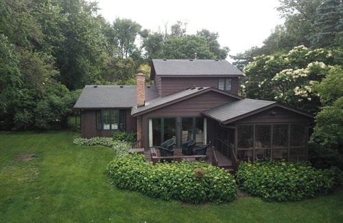 Excelsior House | Charming 4-bedroom lake cabin with a dock + AC in Excelsior