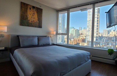 Crosstown Apartment | Charming Abode Downtown Vancouver