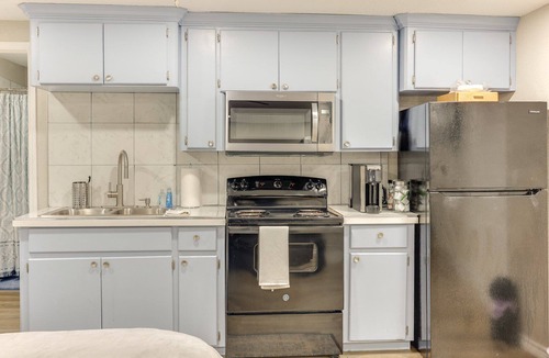 New Boston Apartment | Charming apartment with a full size kitchen AC and WiFi in wonderful New Boston
