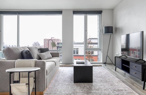 Broadway Apartment | Charming Capitol Hill 2BR w/ Gym & Roof Deck, near I-5, by Blueground